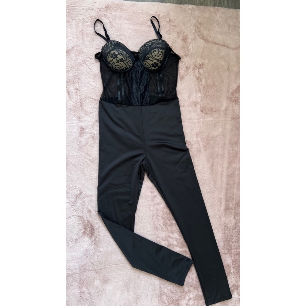 NEW NEW!Beautiful jumpsuit fitted to the body, enhances and stylizes your figure